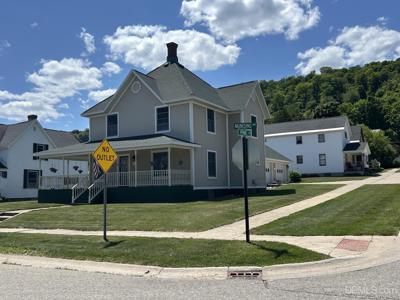 831 W Munising Avenue