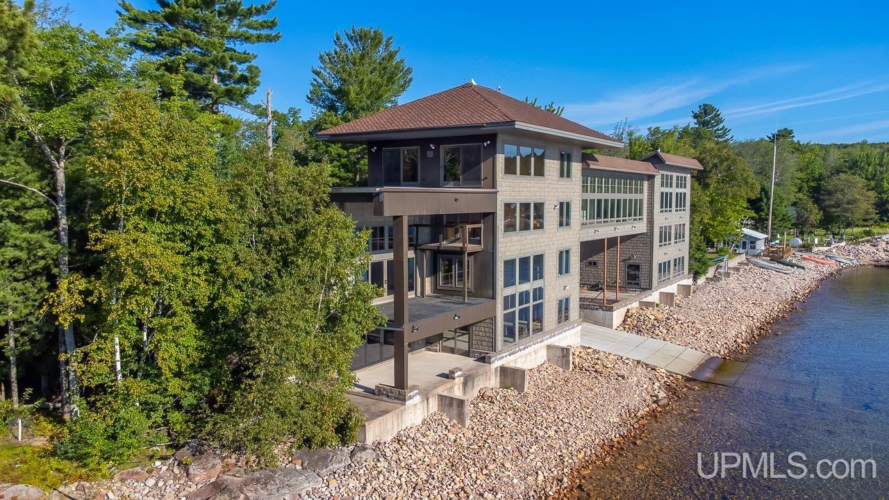 Image 2: With boat launch, South & North Wing