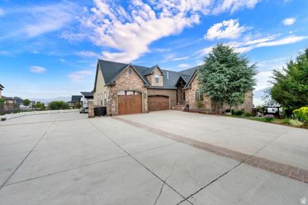 192 E LAKESIDE CT