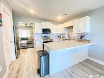 942 N NEWBERG DR