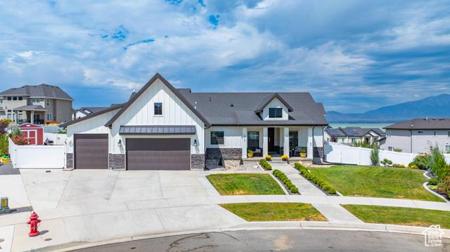 3727 S LARKSPUR CIR E