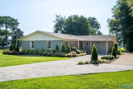 3805 Meadowwood Circle