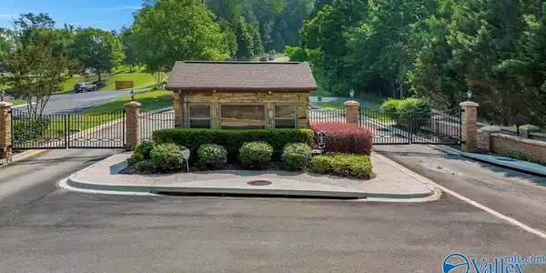 Image 4: This neighborhood offers so much privacy.