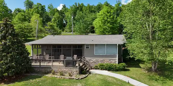 Image 3: 2 bed/2 bath with 1000+/- sq. ft.