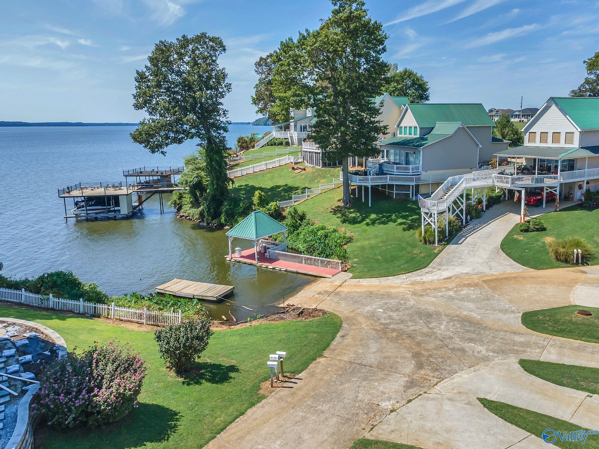 Image 2: This cul de sac area includes private boat ramp, day pier and gazebo that only 8 homes share access to.