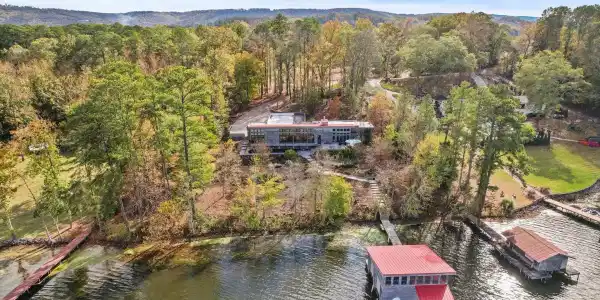 3156 Lakeshore Drive