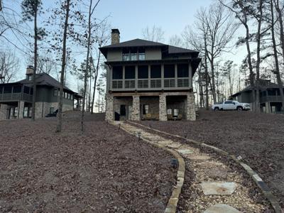 82 WATERSIDE Cir
