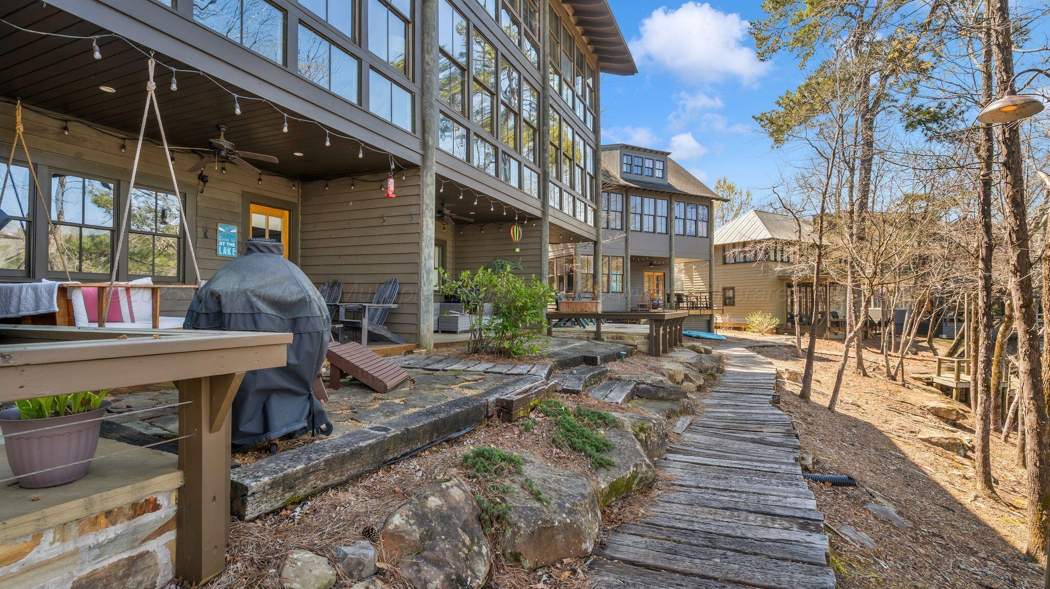 Image 1: Lakeside Patio