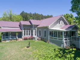 550 LAKESHORE Dr E