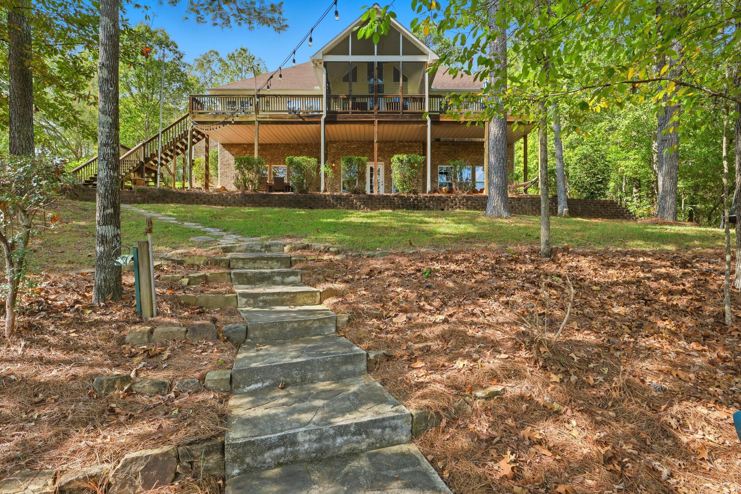 Image 3: Lakeside/Backyard