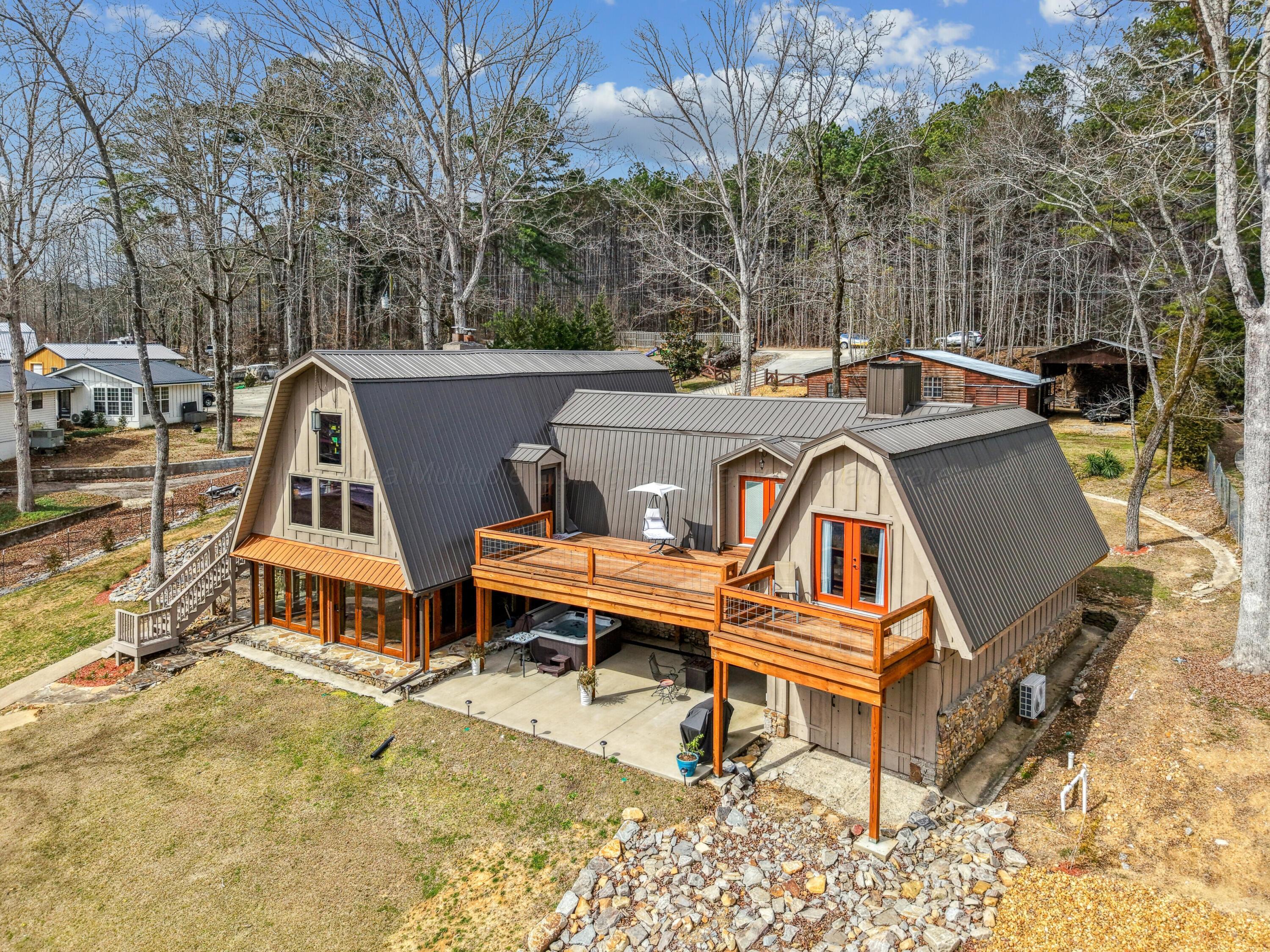 Image 2: Lake House with Rustic Cabin Vibe