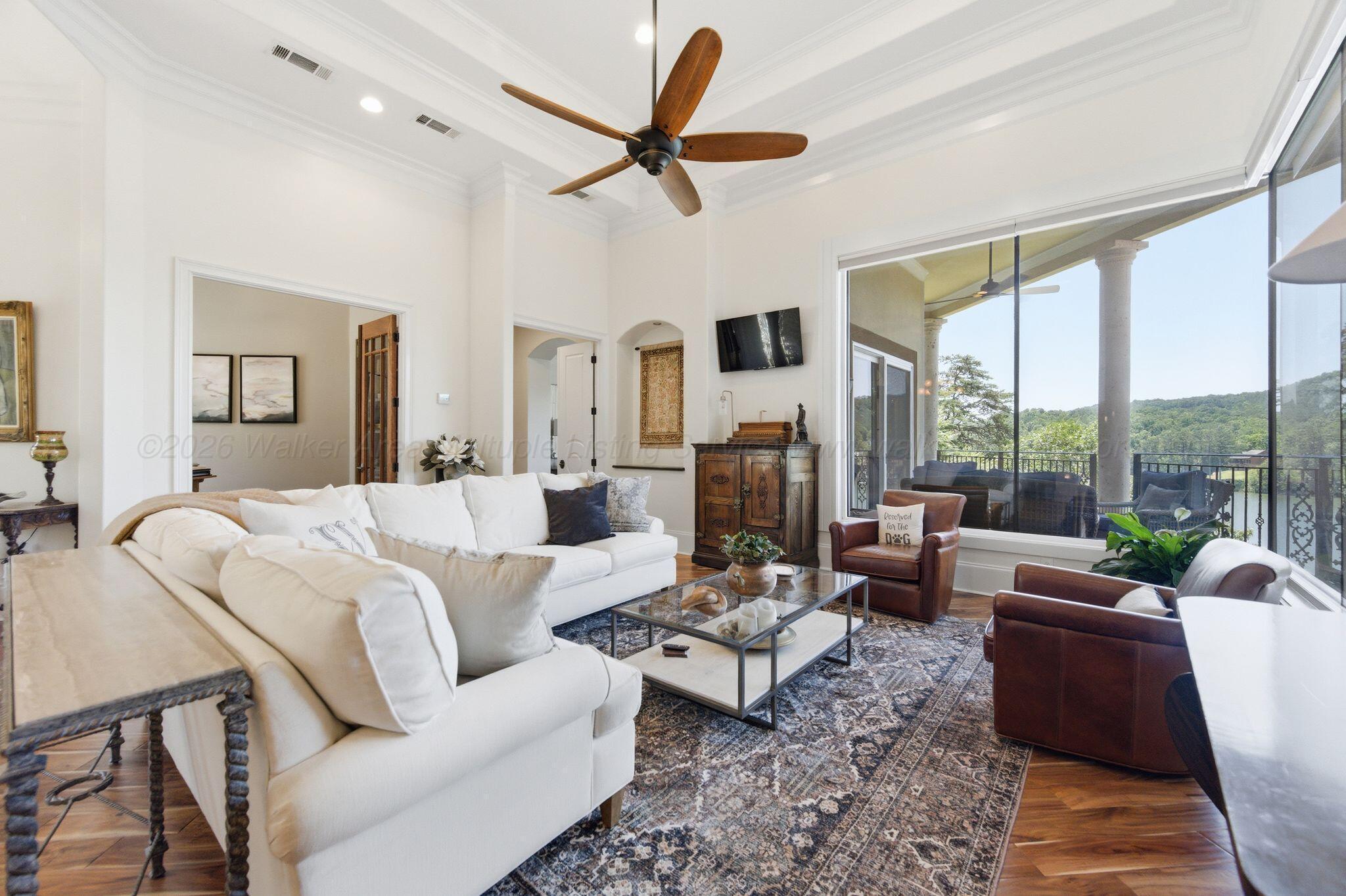 Image 4: Living Area