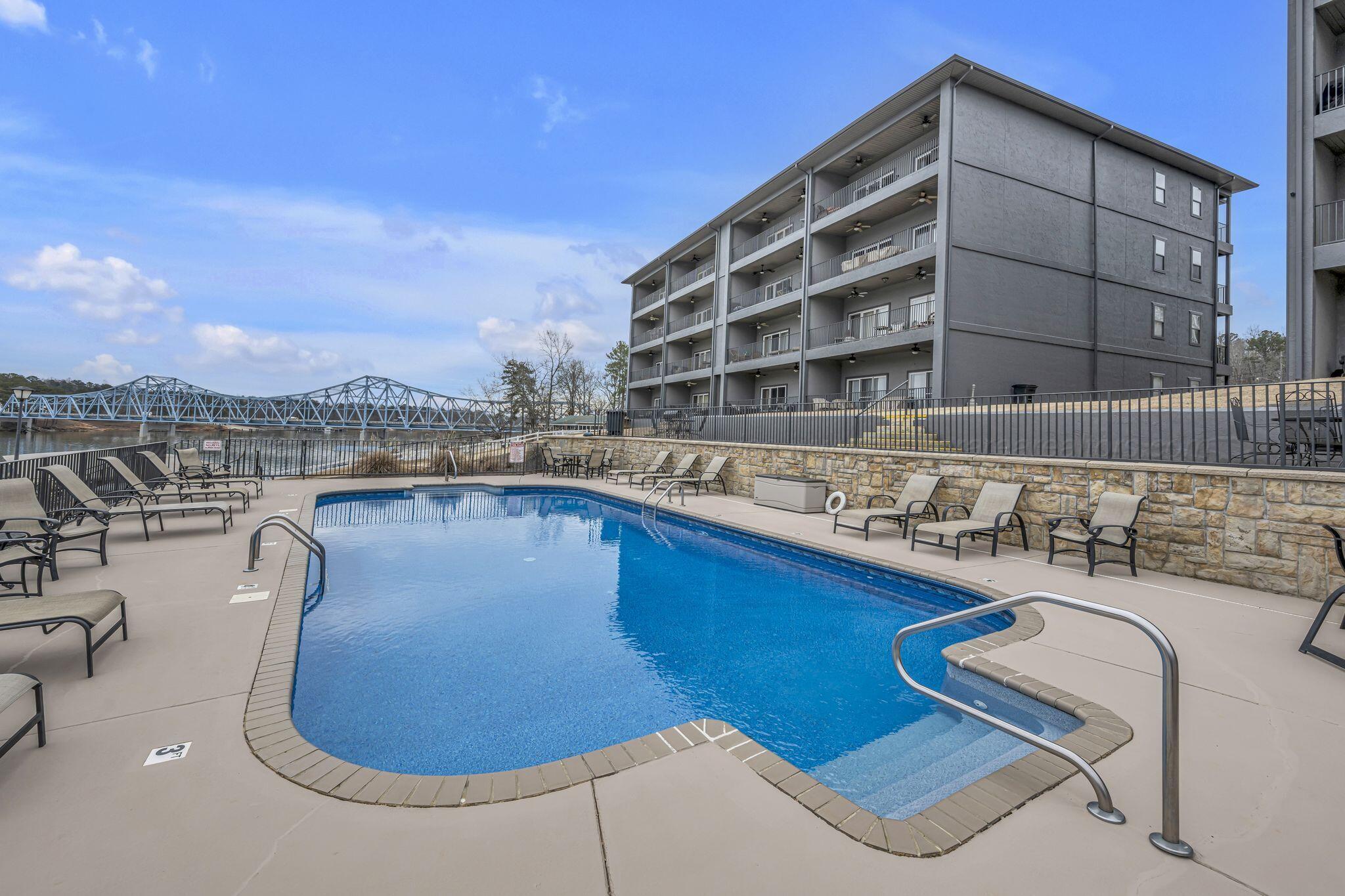 Image 3: Pool