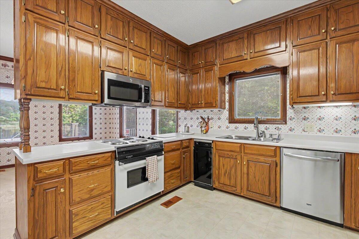 Image 2: 542 Kitchen