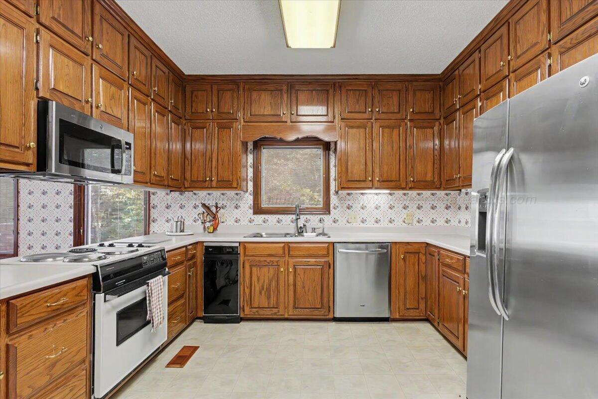 Image 3: 542 Kitchen1