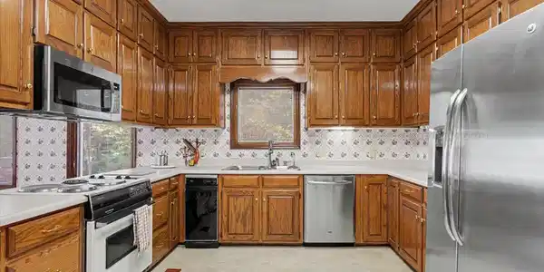 Image 3: 542 Kitchen1