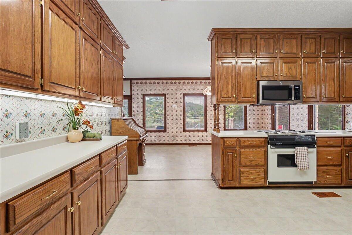 Image 4: 542 Kitchen2