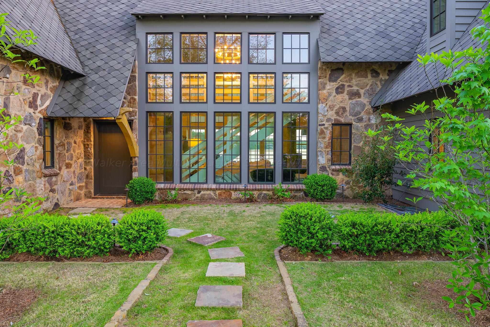 Image 4: Entryway