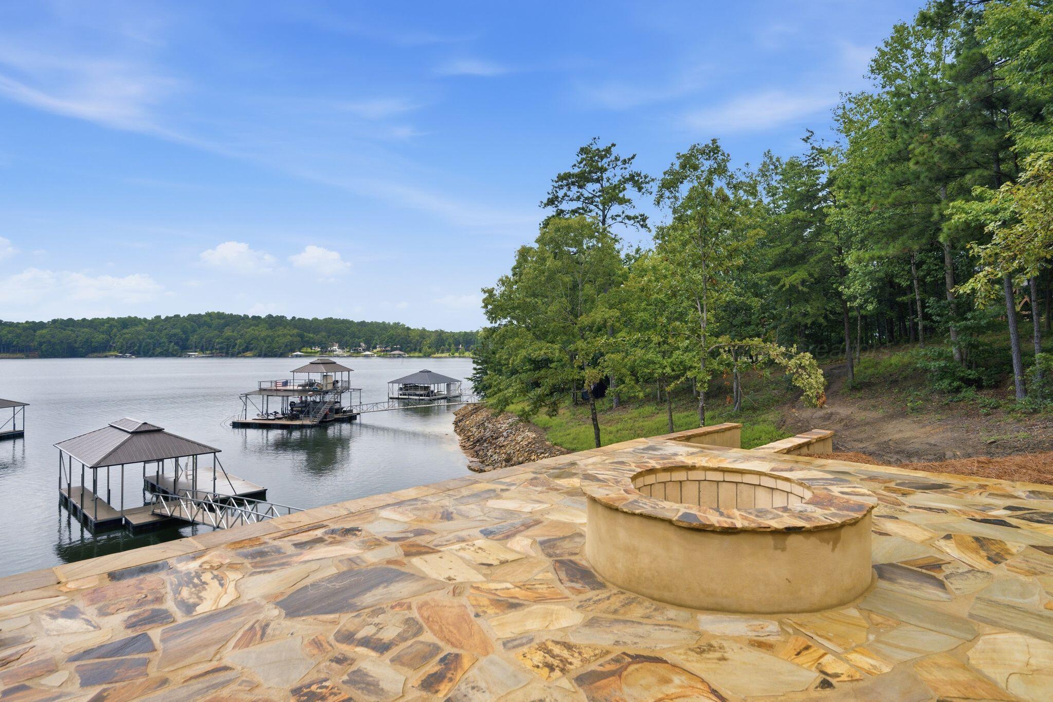 Image 4: Lakeside Fire Pit