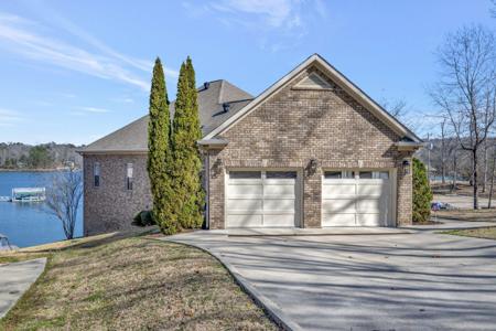 105 S POINTE Dr