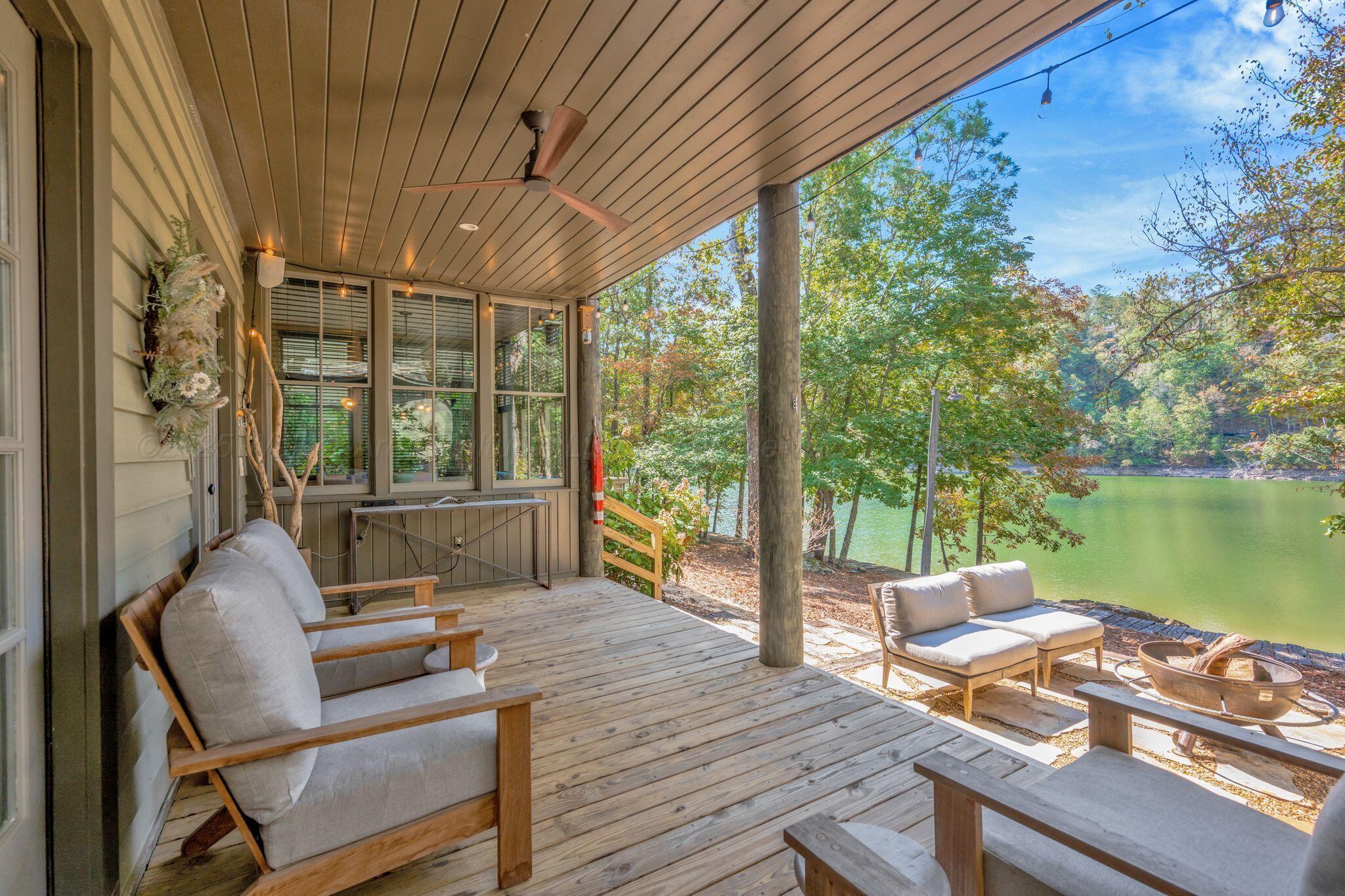 Image 4: Lakeside Patio