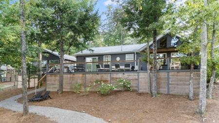 556 BLUFF WAY Dr