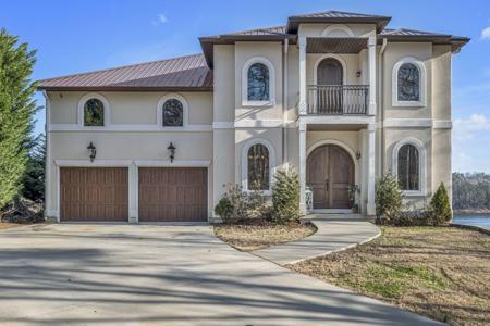 215 S POINTE Dr