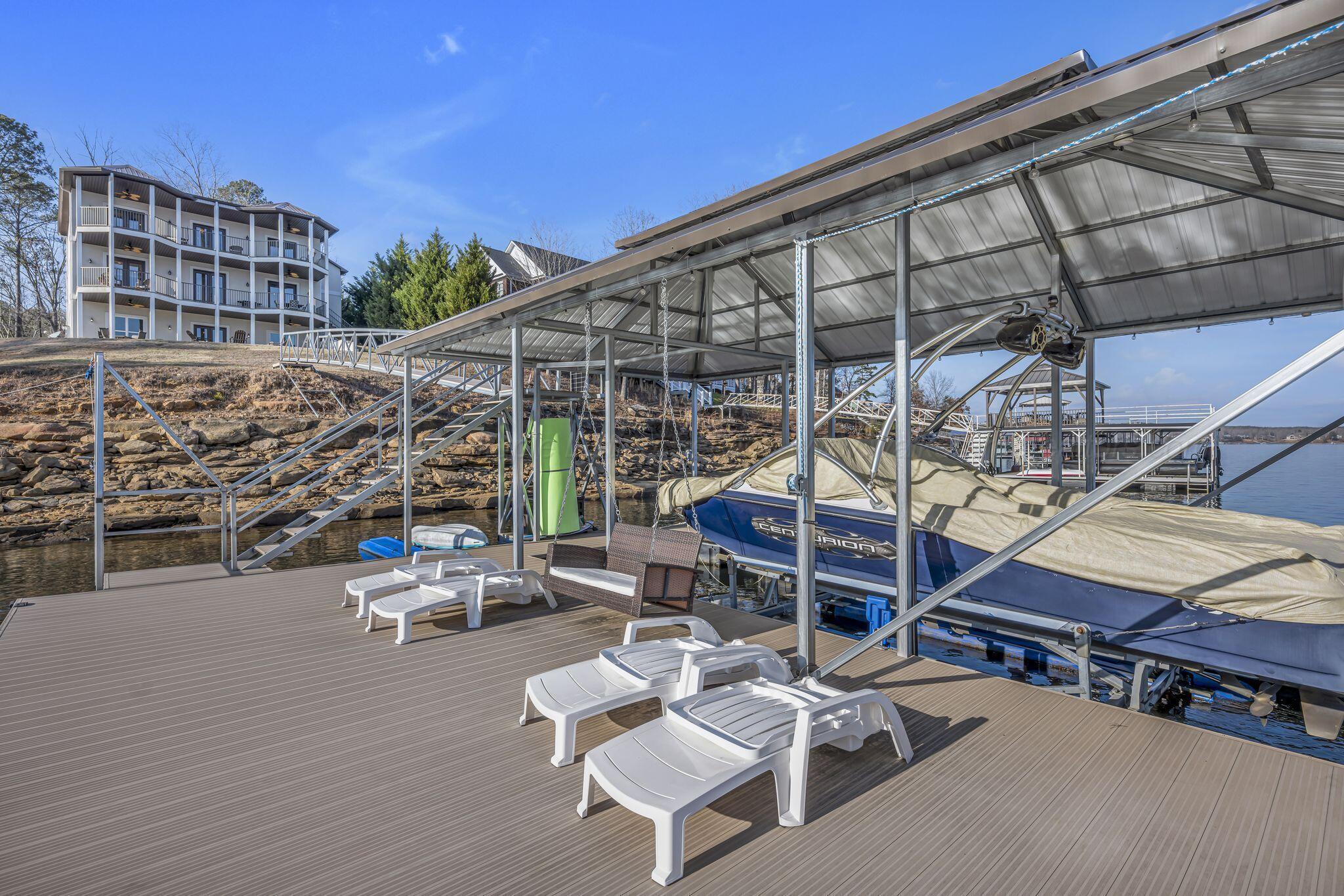 Image 4: Lakeside/Dock