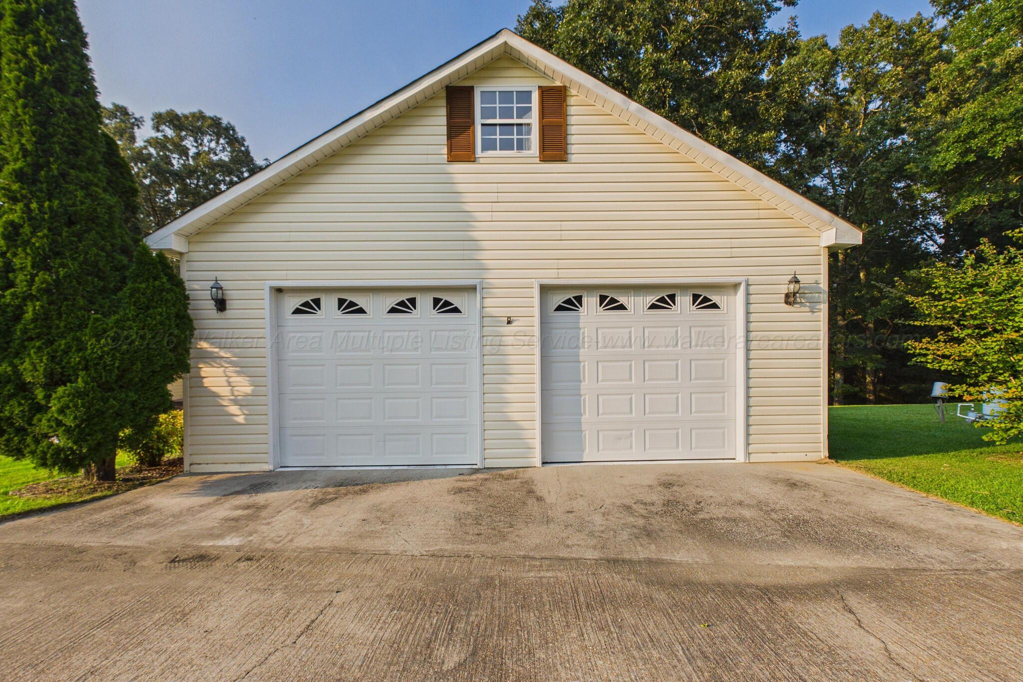 Image 4: garage