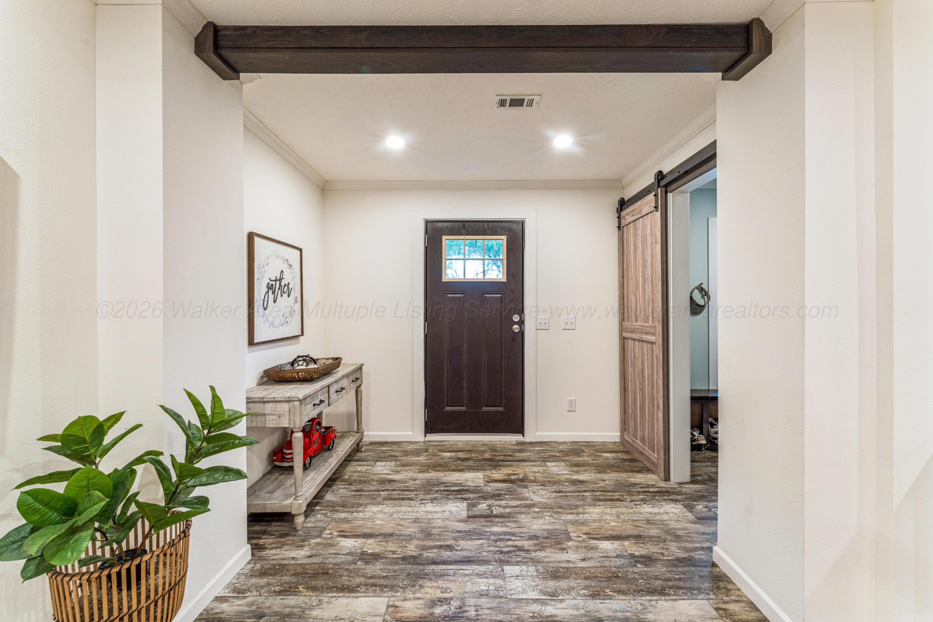 Image 4: Foyer