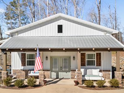 989 LAKE Dr