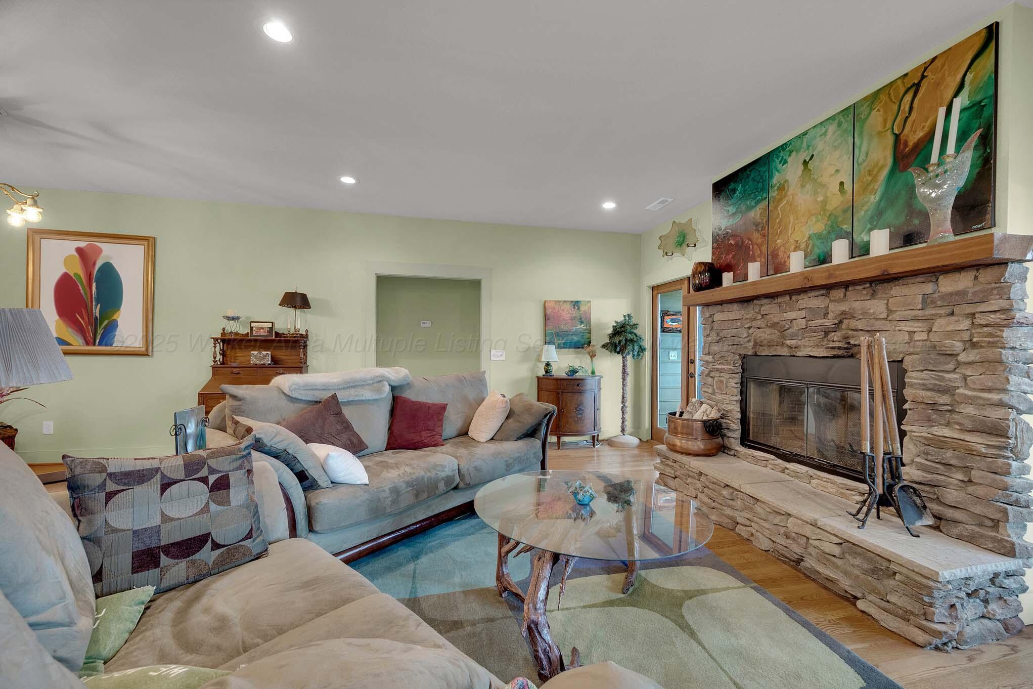 Image 3: Great Rm Fireplace