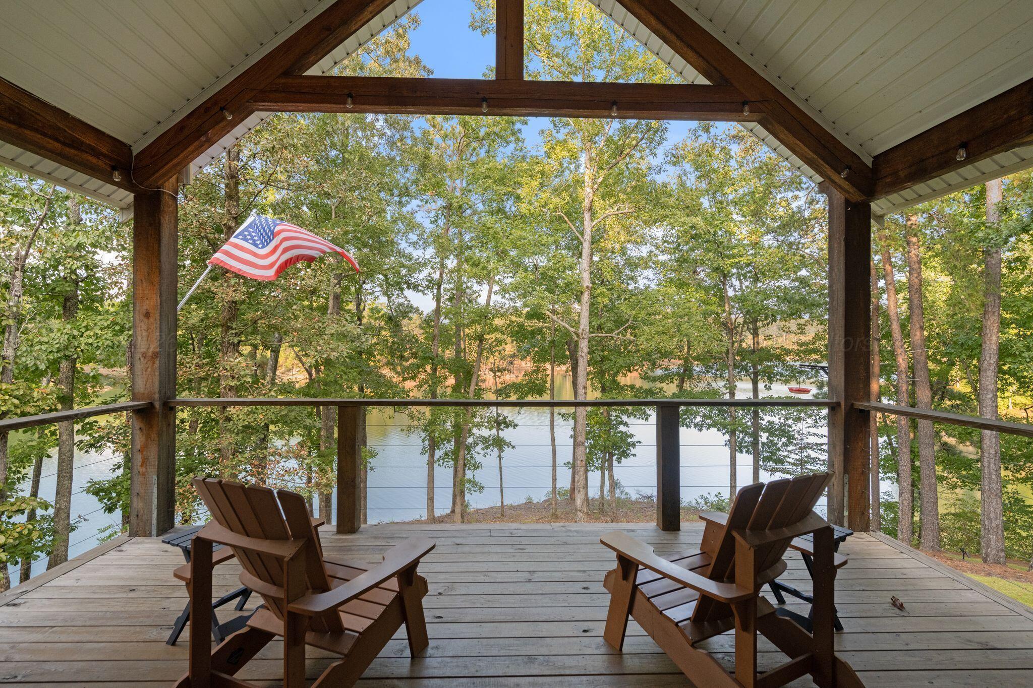 Image 3: Lakeside Terrace