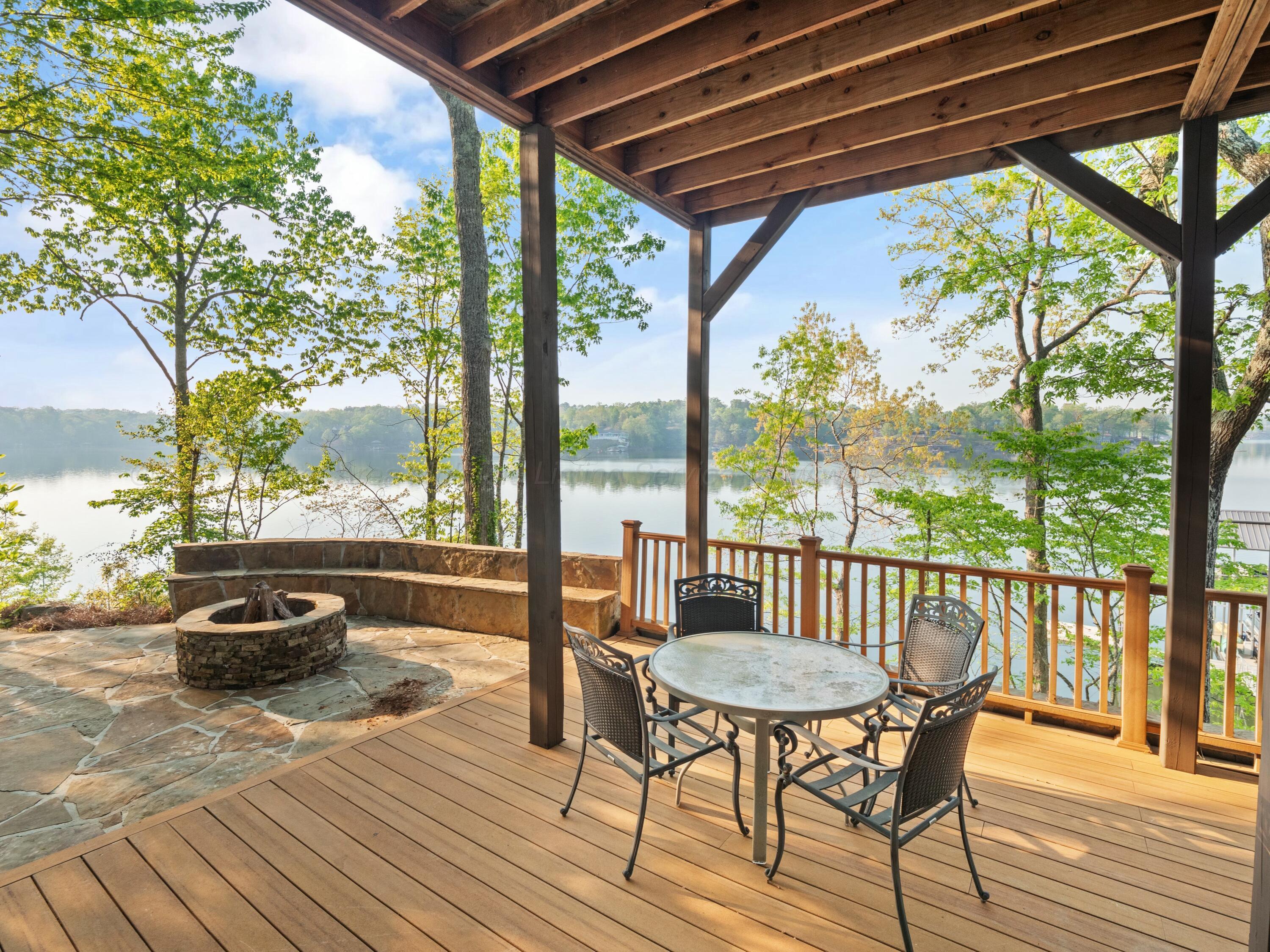 Image 3: Lakeside lower porch