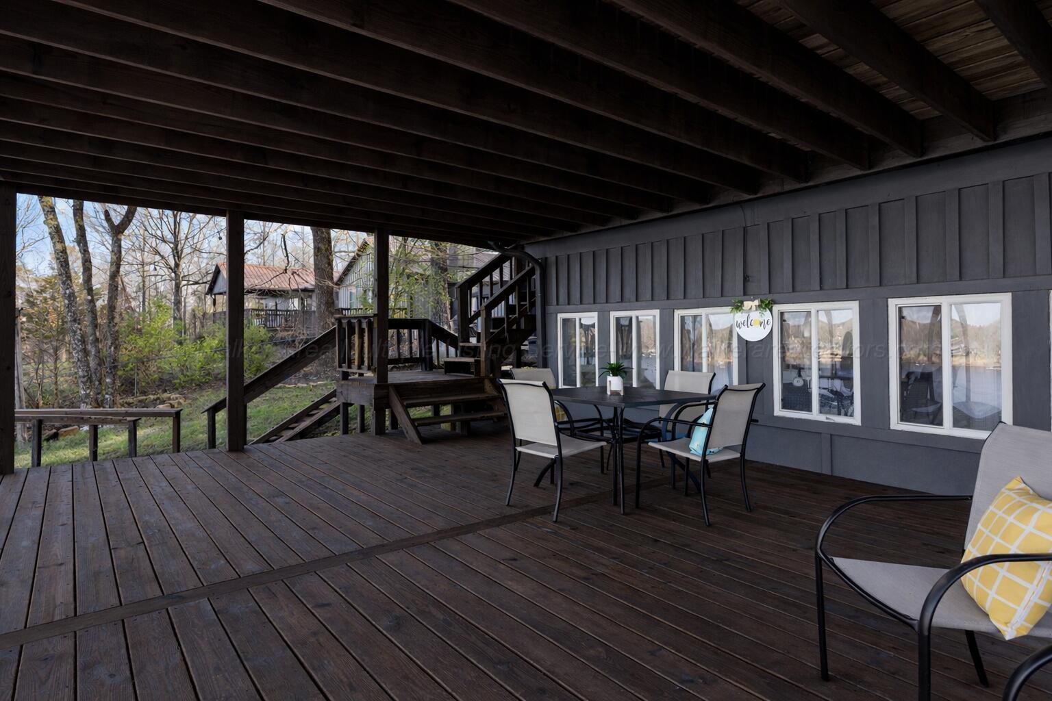 Image 2: Cozy outdoor deck with dining area
