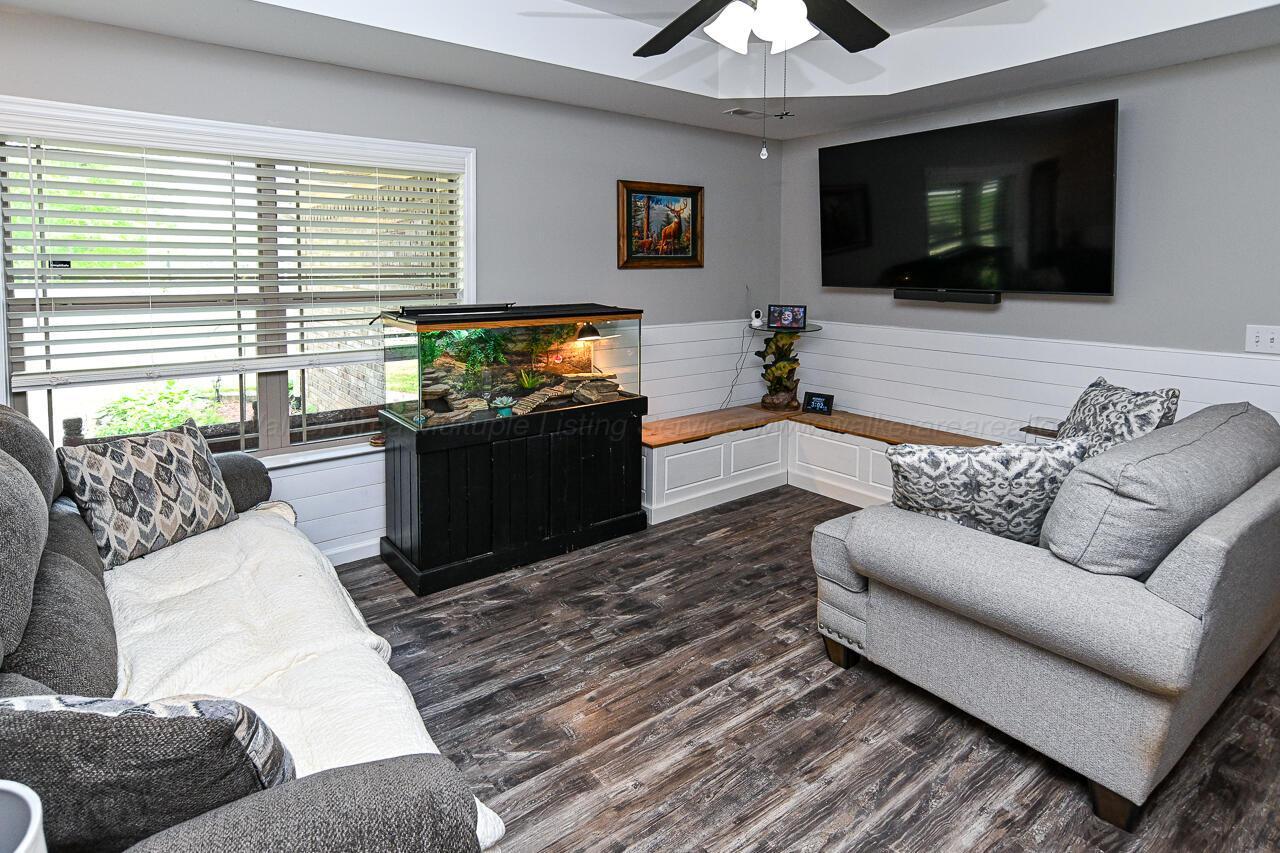 Image 3: Living Room