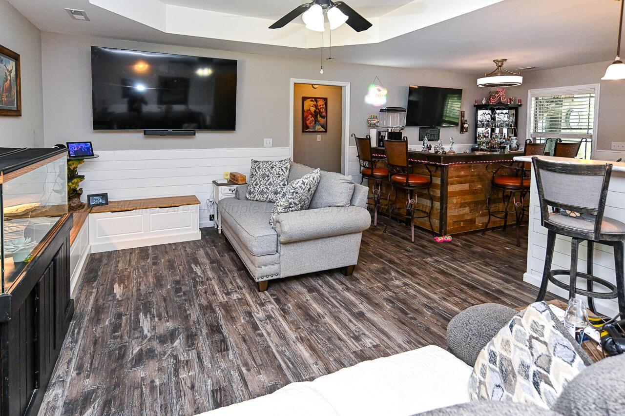 Image 4: Living Room
