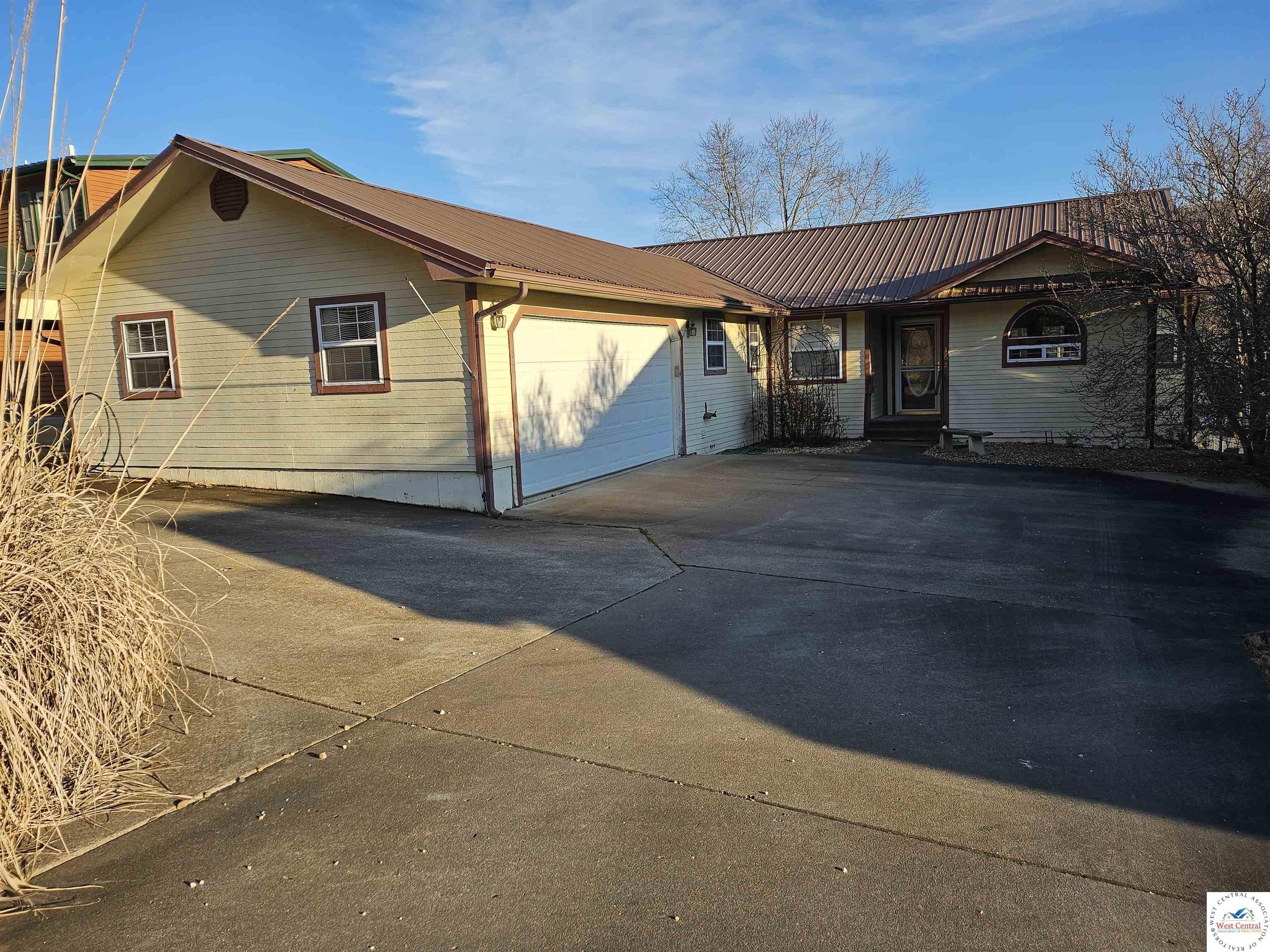 Image 3: Lots of parking on a concrete driveway