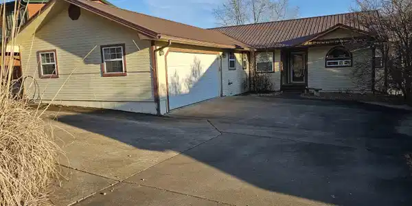 Image 3: Lots of parking on a concrete driveway