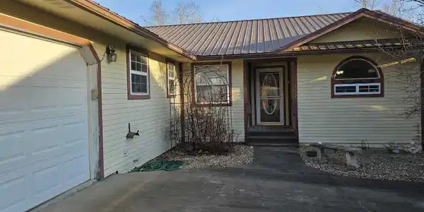 Image 4: Home built in 1997, well maintained in Whispering Springs Subdivision