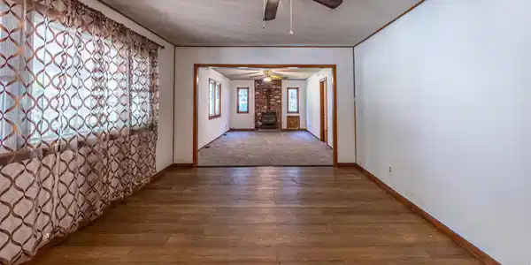 Image 4: Dining area