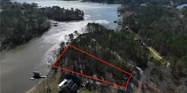 82 E Commodore Drive