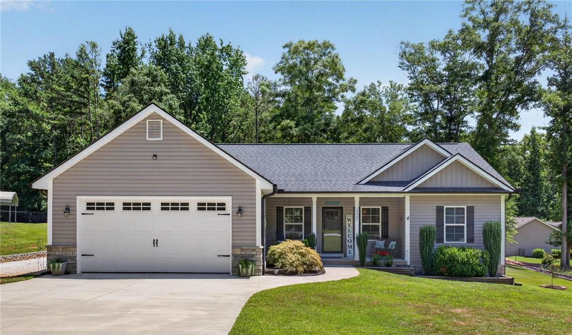 Image 2: A well-maintained ranch-style home features a cove
