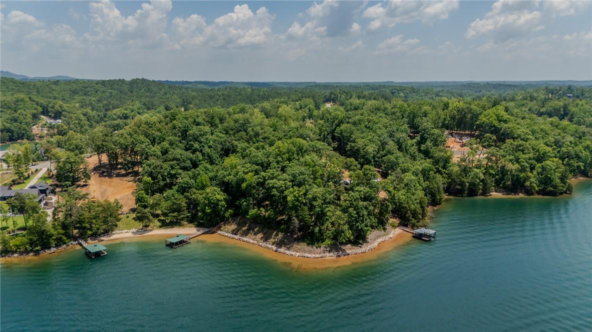 Image 4: Discover picturesque lakefront properties featurin