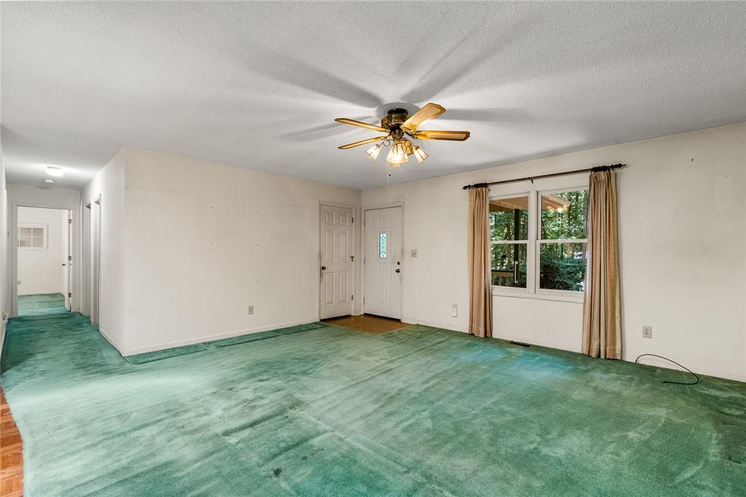 Image 4: A classic ceiling fan provides airflow in this wel