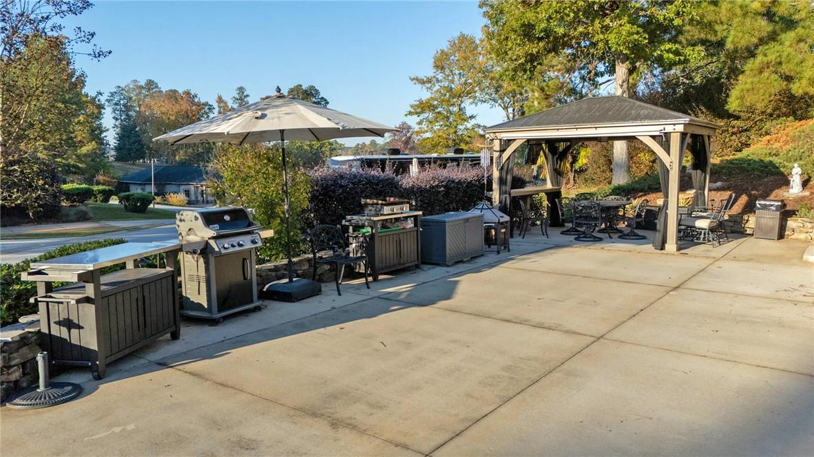 Image 4: Gazebo and outdoor kitchen equipment