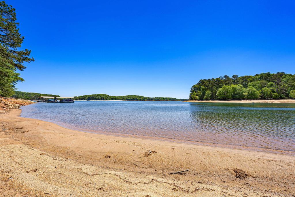 Image 3: Located on a yellow zone- access to Lake Hartwell