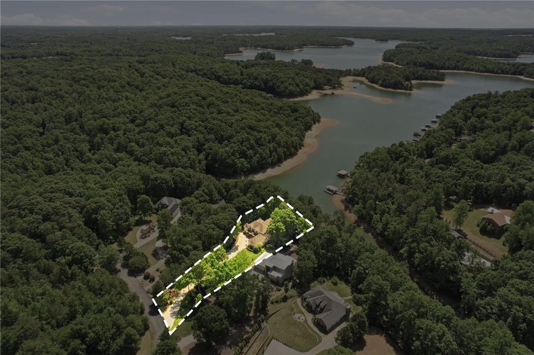 Image 4: This tranquil lakeside property offers a private o