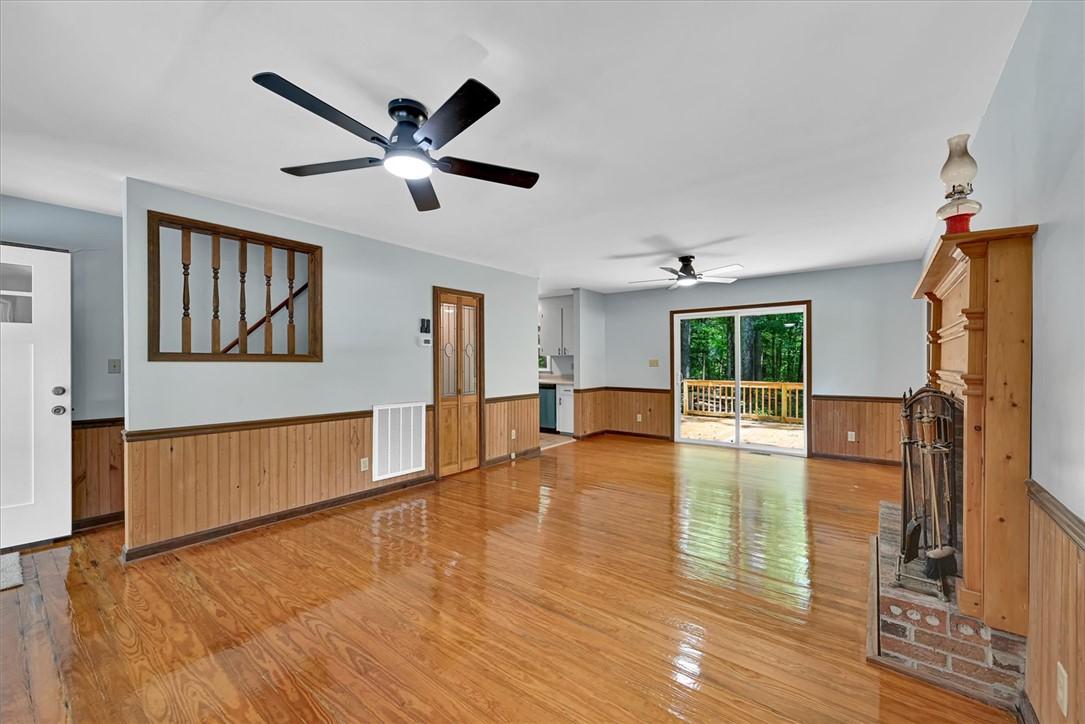 Image 4: Living Room