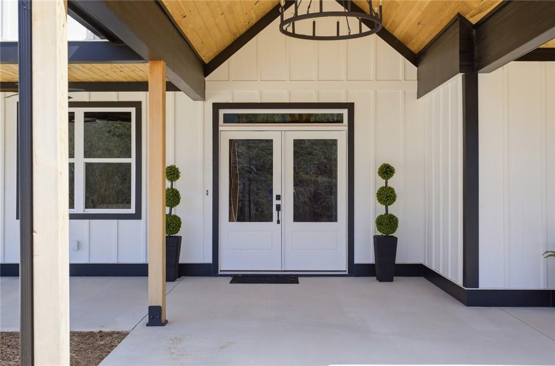 Image 3: This inviting entrance features clean lines and a